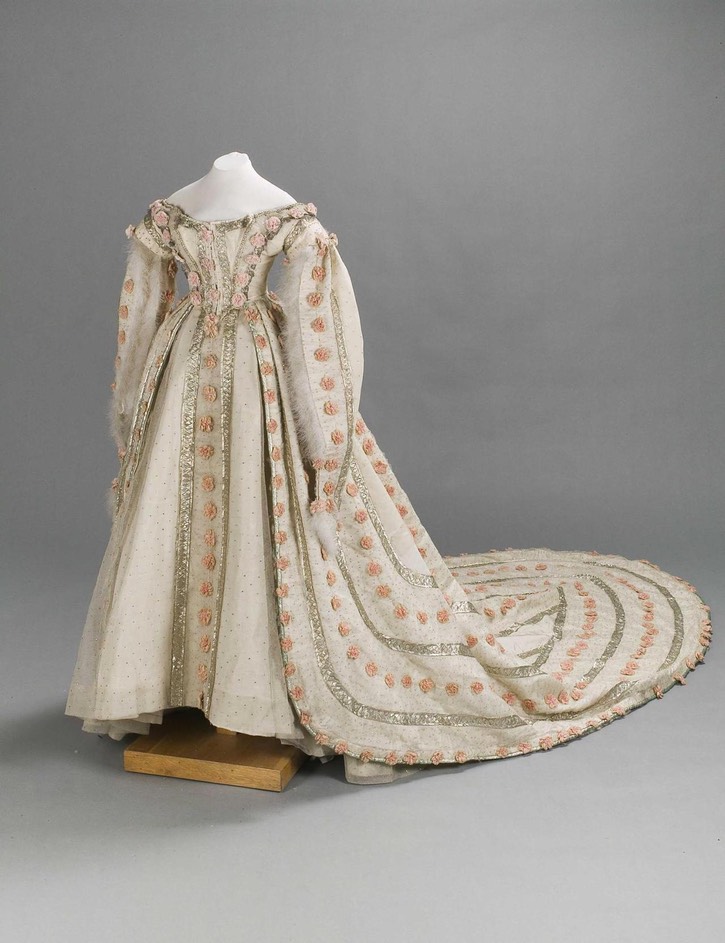 1860s Court dress of Grand Princess Maria Feodorovna From lookingbackatfashionhistory.tumblr.com