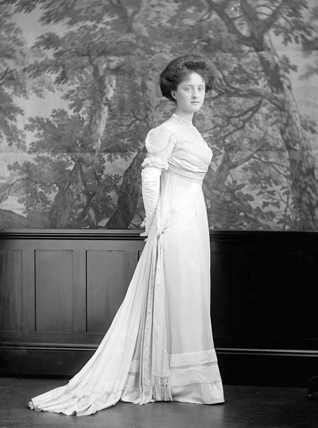 ca. 1910 Countess L. A. Bernstorff by Harris & Ewing From old-picture.com:american-legacy:005:Bernstorff-Countess-LA.htm detint