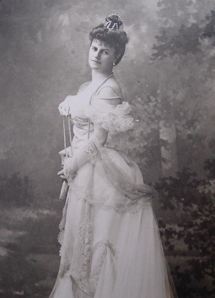 1900 Comtesse Greffulhe looking sideways by Félix Nadar
