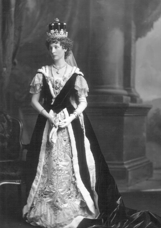 1902 Ada Twyford, Countess of Lauderdale (d. 1931), née Simpson. m. (1883) 13th Earl of Lauderdale by Lafayette Photographic Studio (Victoria & Albert Museum - London, UK) From pinterest.com/kbrandt202/british-nobility/earl-of-lauderdale/.jpg
