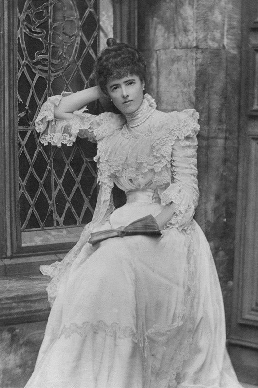 ca. 1906 Georgina Dudley seated resting on her right arm by Alice Hughes (National Portrait Gallery - London UK) From theesotericcuriosa.blogspot.com:2013 08 14 archive detint