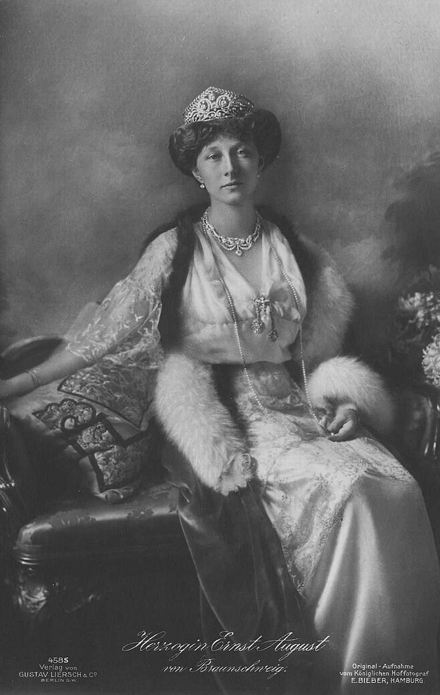 ca. 1918 Victoria Luise Herzogin Ernst-August von Braunschweig-Lüneburg by E. Bieber Wm detint